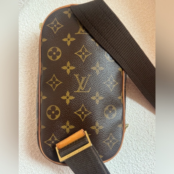 SOLD✨✨Louis Vuitton Gange Monogram Crossbody - Picture 2 of 9